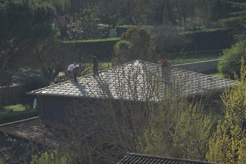 Dépose des anciens matériaux et pose des nouveaux liteaux sur la charpente