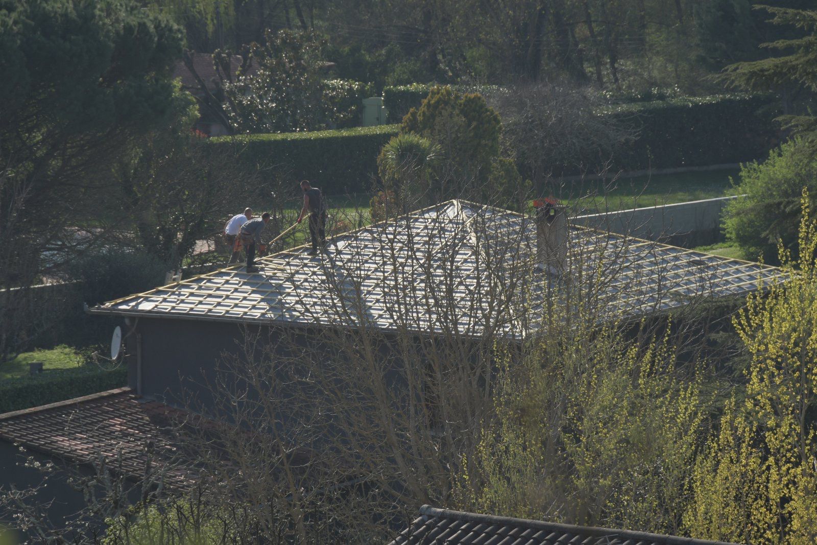 Dépose des anciens matériaux et pose des nouveaux liteaux sur la charpente