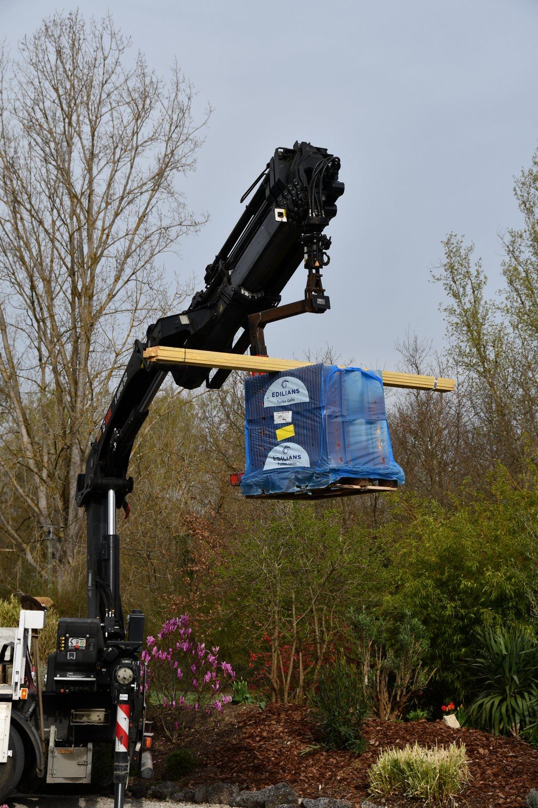 Livraisons de tuiles pour la rénovation complete de la toiture à Pamiers